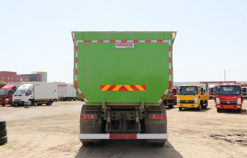 Sinotruk Sitrak C7H benne 8x4 310 à 440 ch — camion benne 8x4, photo 3