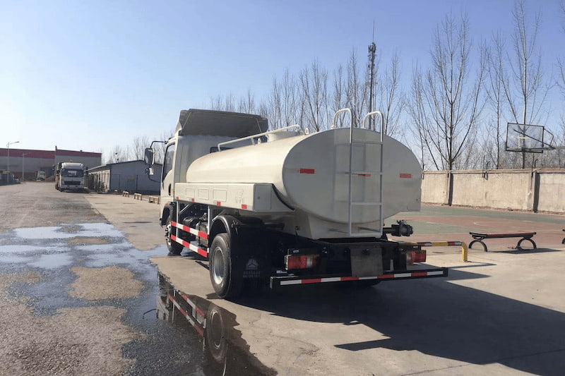 Sinotruk Howo citerne 10 m³ 300 ch — camion-citerne à carburant, photo 2