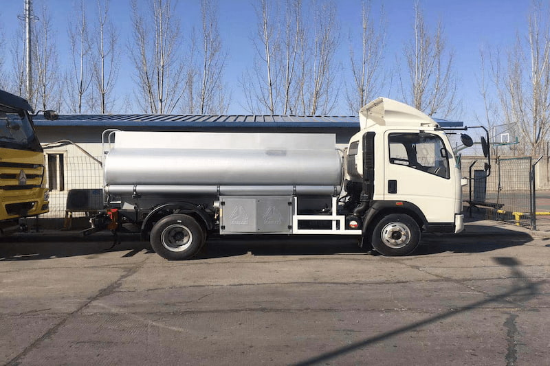 Sinotruk Howo citerne 10 m³ 300 ch — camion-citerne à carburant, photo 3