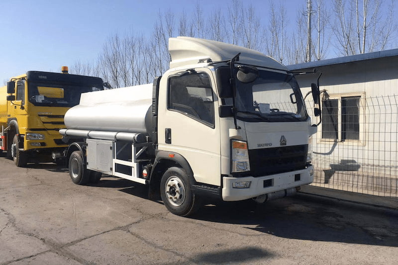 Sinotruk Howo citerne 10 m³ 300 ch — camion-citerne à carburant, photo 4