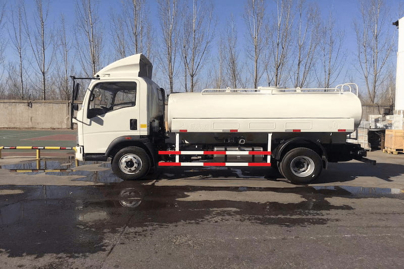 Sinotruk Howo citerne 10 m³ 300 ch — camion-citerne à carburant, photo 5