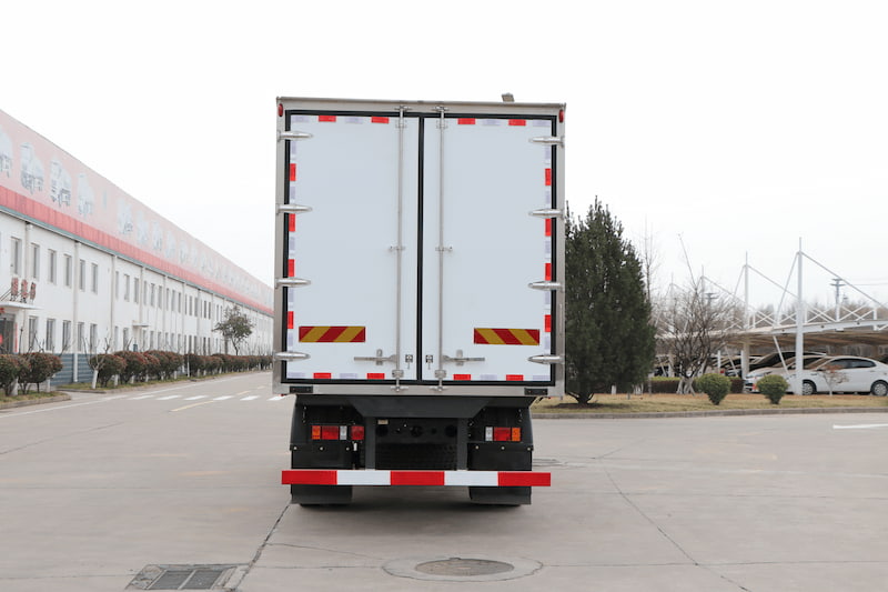 Sinotruk Howo frigorifique 116 ch — camion frigorifique, photo 3