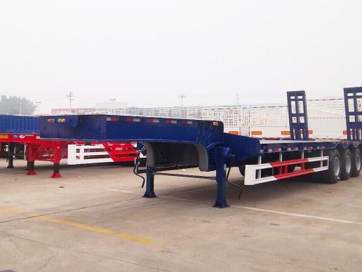 Sinotruk Howo semi-remorque porte-engins surbaissée — semi-remorque, photo 1