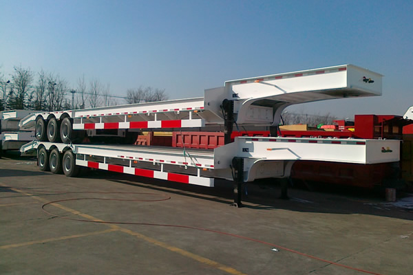 Sinotruk Howo semi-remorque porte-engins surbaissée — semi-remorque, photo 3