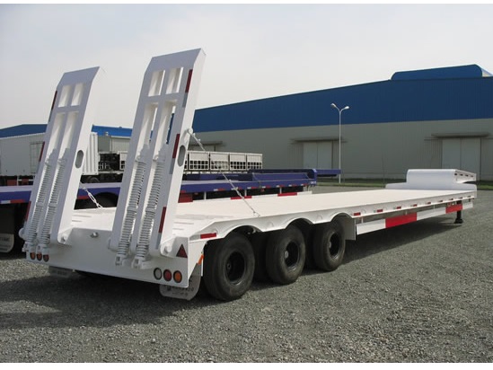Sinotruk Howo semi-remorque porte-engins surbaissée — semi-remorque, photo 4