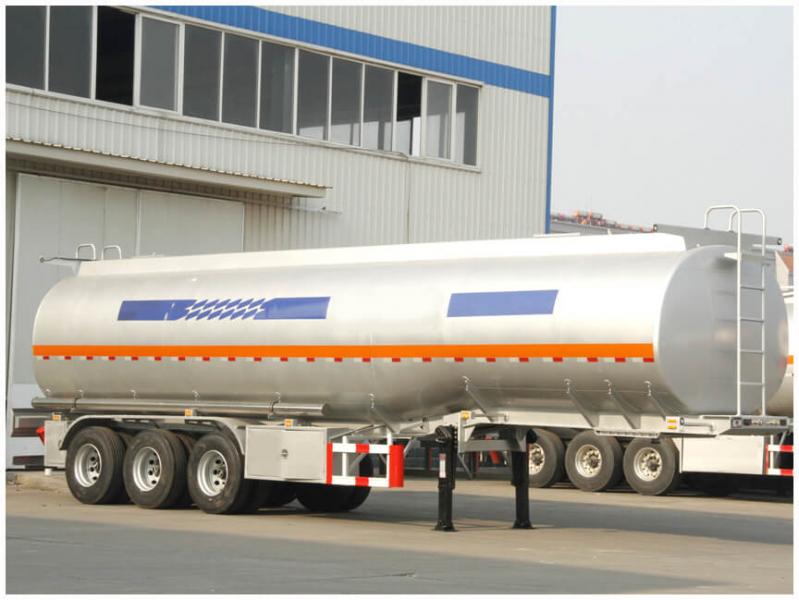 Sinotruk Howo citerne — camion-citerne à carburant, photo 3