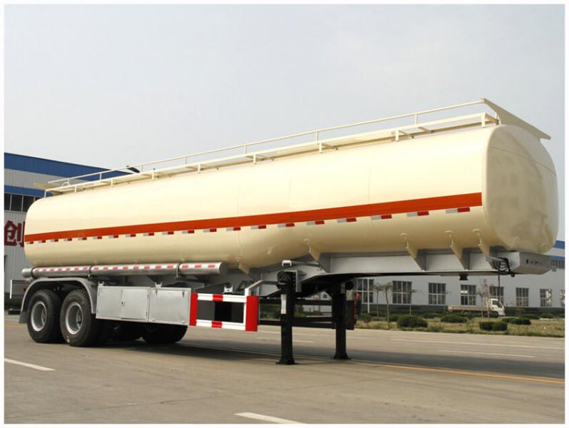 Sinotruk Howo citerne — camion-citerne à carburant, photo 4