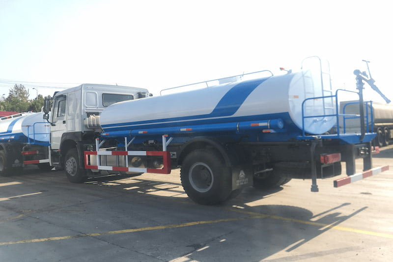 Sinotruk Howo citerne à eau 15 m³ 350 ch — camion-citerne à eau, photo 4