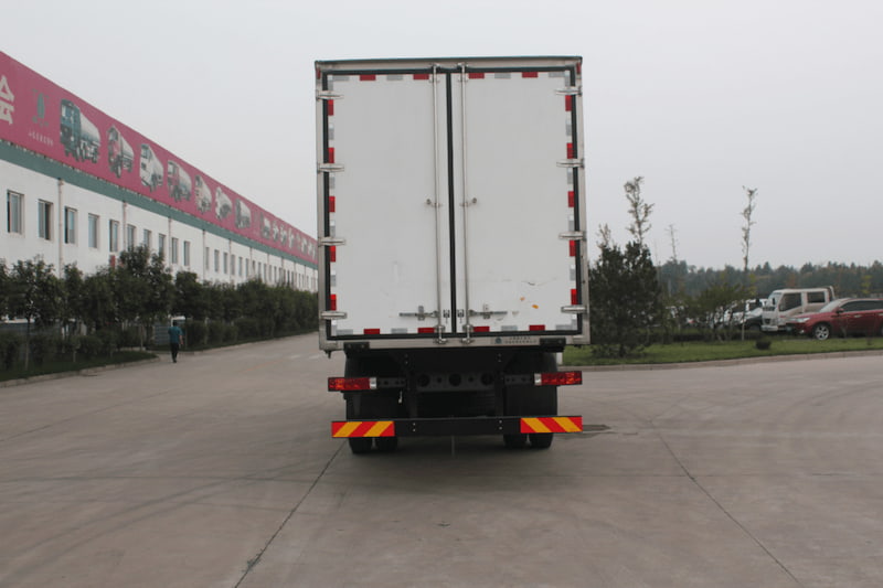 Sinotruk Howo frigorifique 4x2 250 ch — camion frigorifique 4x2, photo 2