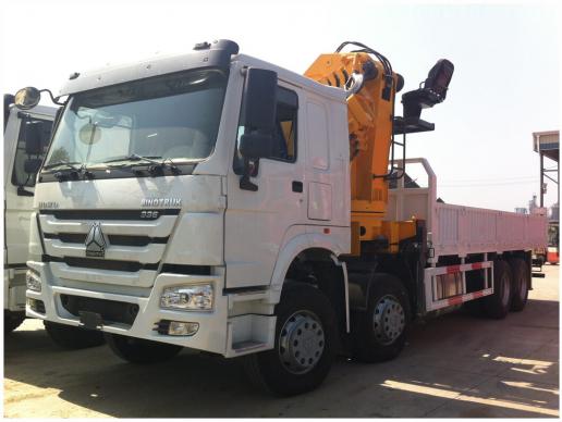 Sinotruk Howo camion-grue 4x2 290 à 371 ch — camion-grue 4x2, photo 1