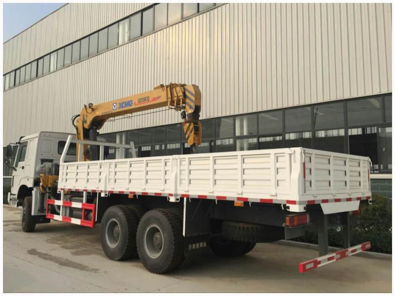 Sinotruk Howo camion-grue 4x2 290 à 371 ch — camion-grue 4x2, photo 3
