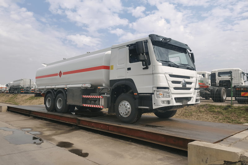 Sinotruk Howo citerne 20 m³ — camion-citerne à carburant, photo 2