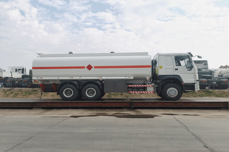 Sinotruk Howo citerne 20 m³ — camion-citerne à carburant, photo 3