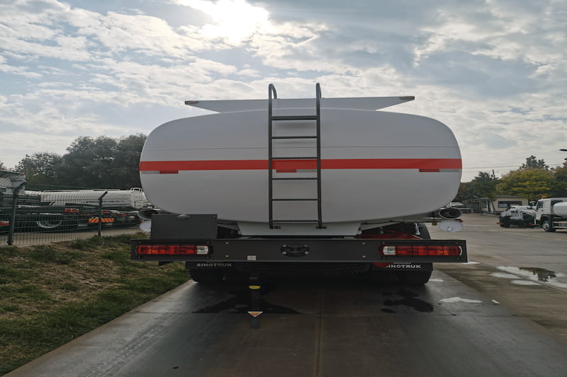 Sinotruk Howo citerne 20 m³ — camion-citerne à carburant, photo 4