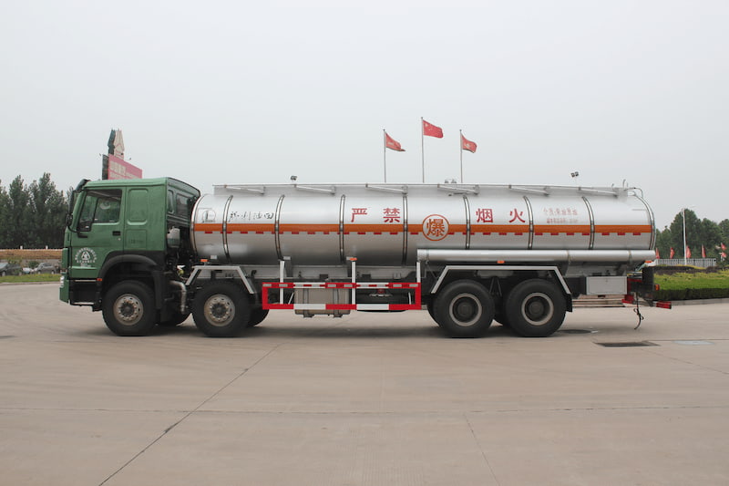 Sinotruk Howo citerne 30 m³ 336 ch — camion-citerne à carburant, photo 3